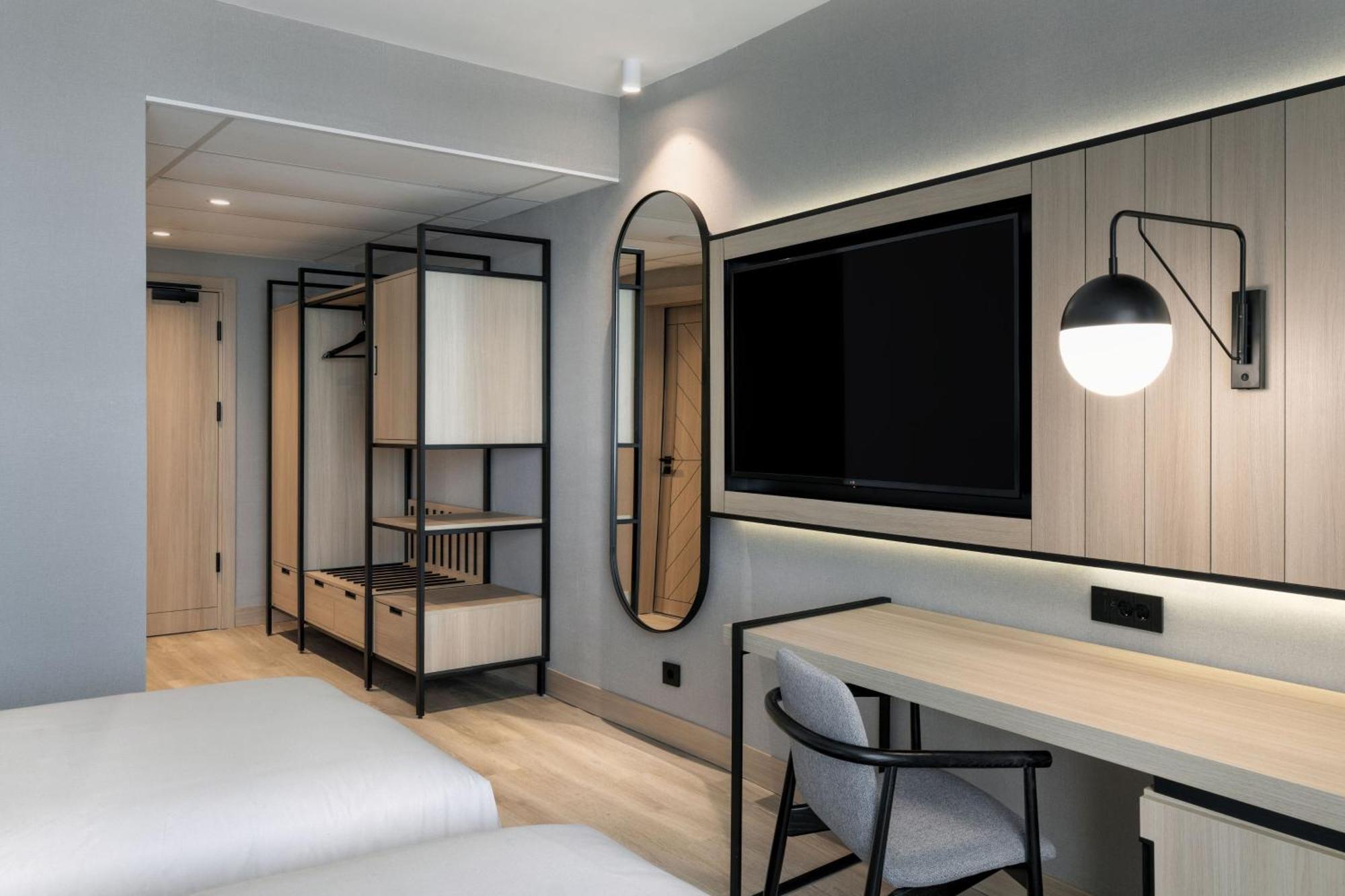 Deluxe Twin Room with Fold-out Chair and City View - Free Beach Access